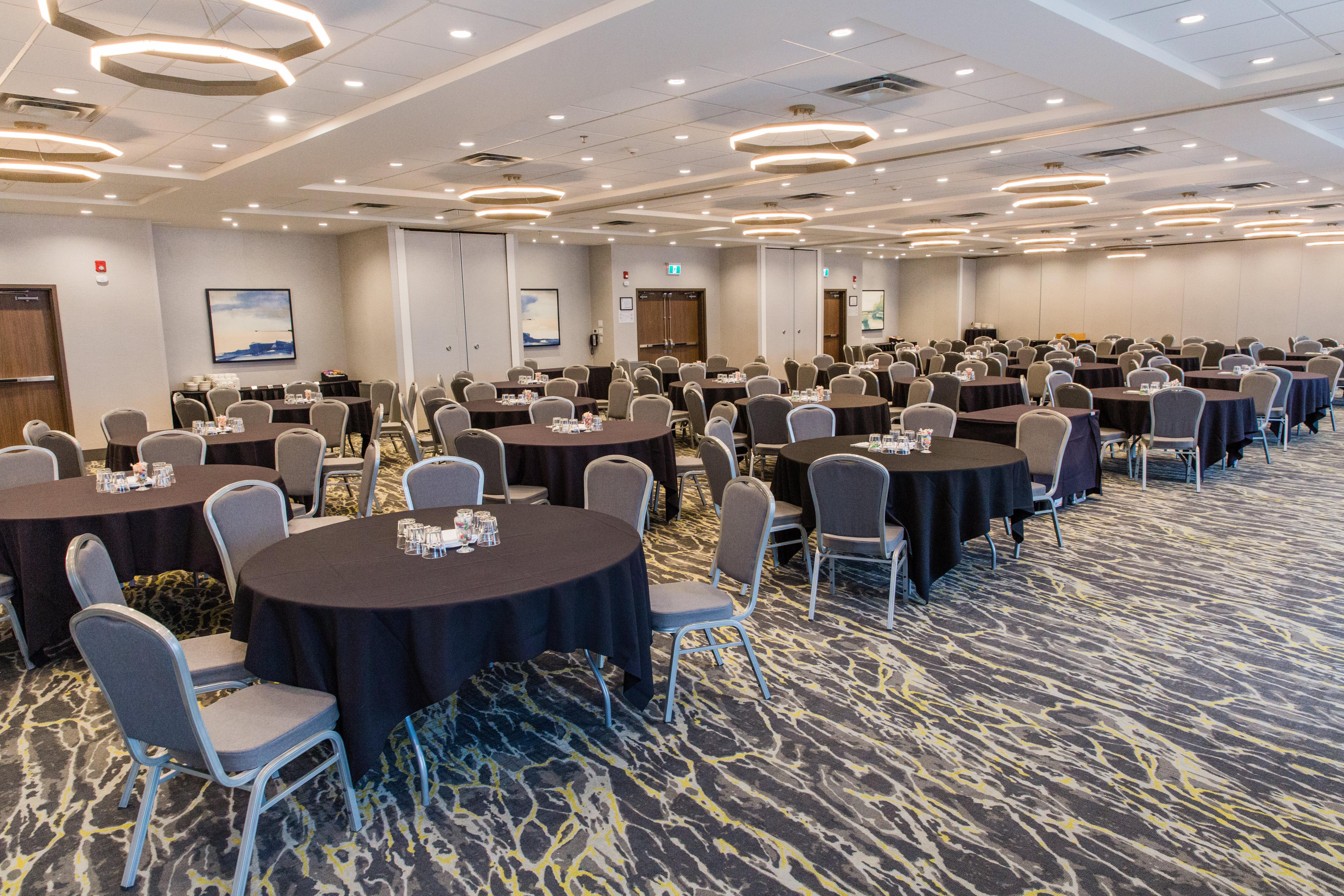 Holiday Inn Calgary South Conference Center Exteriör bild